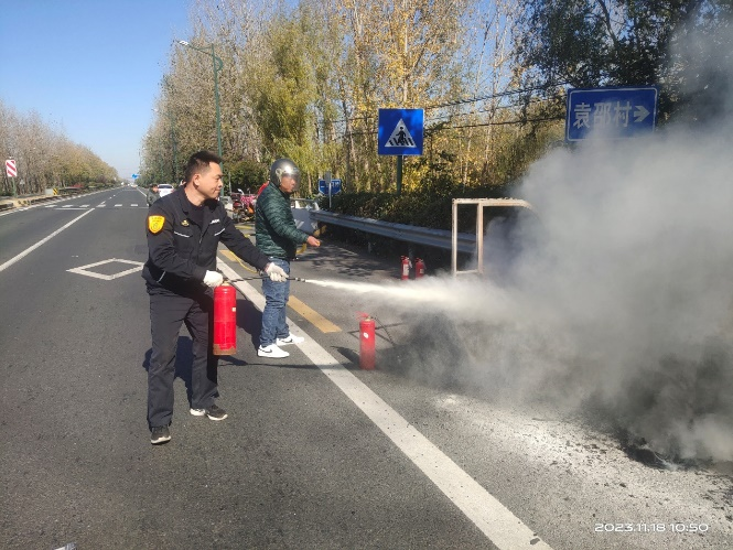 【公交驾驶员第一时间专业灭火】