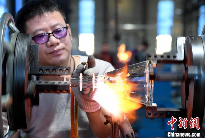 11月24日,工人正在焊接玻璃制品配件.苗凤强 摄