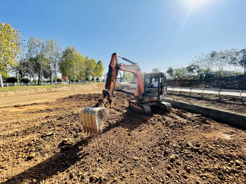 苏托垸内粪肥垃圾遍地的脏乱菜地被铲除，土地平整规划后将帮助农户种植大片油菜花田，开春邀市民来赏花。