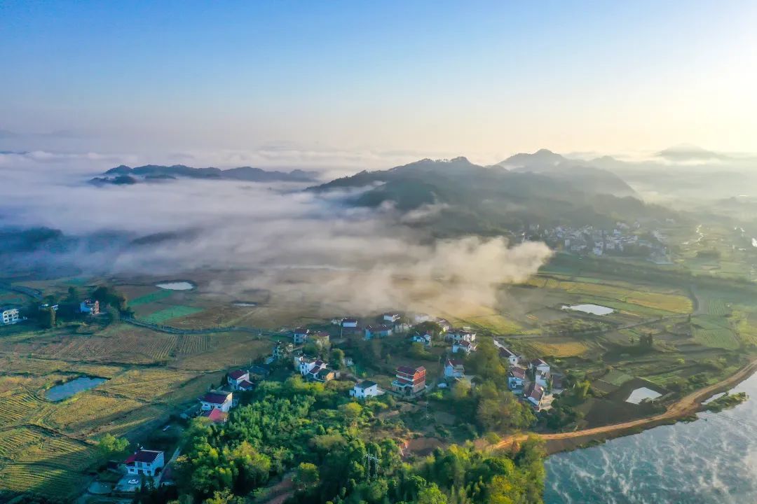 11月18日,航拍江西九江武宁县修河沿岸的乡镇上空云雾弥漫,从空中俯瞰