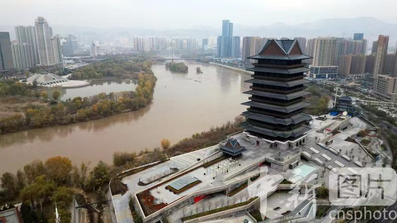 11月21日，航拍冬日黄河甘肃兰州段。(无人机照片)　中新社记者　九美旦增　摄