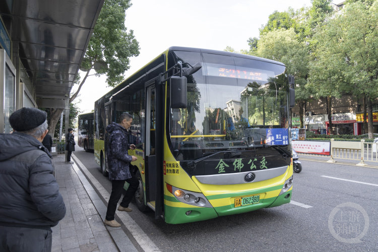 11月17日，往返于重庆潼南和四川遂宁之间的省际公交车