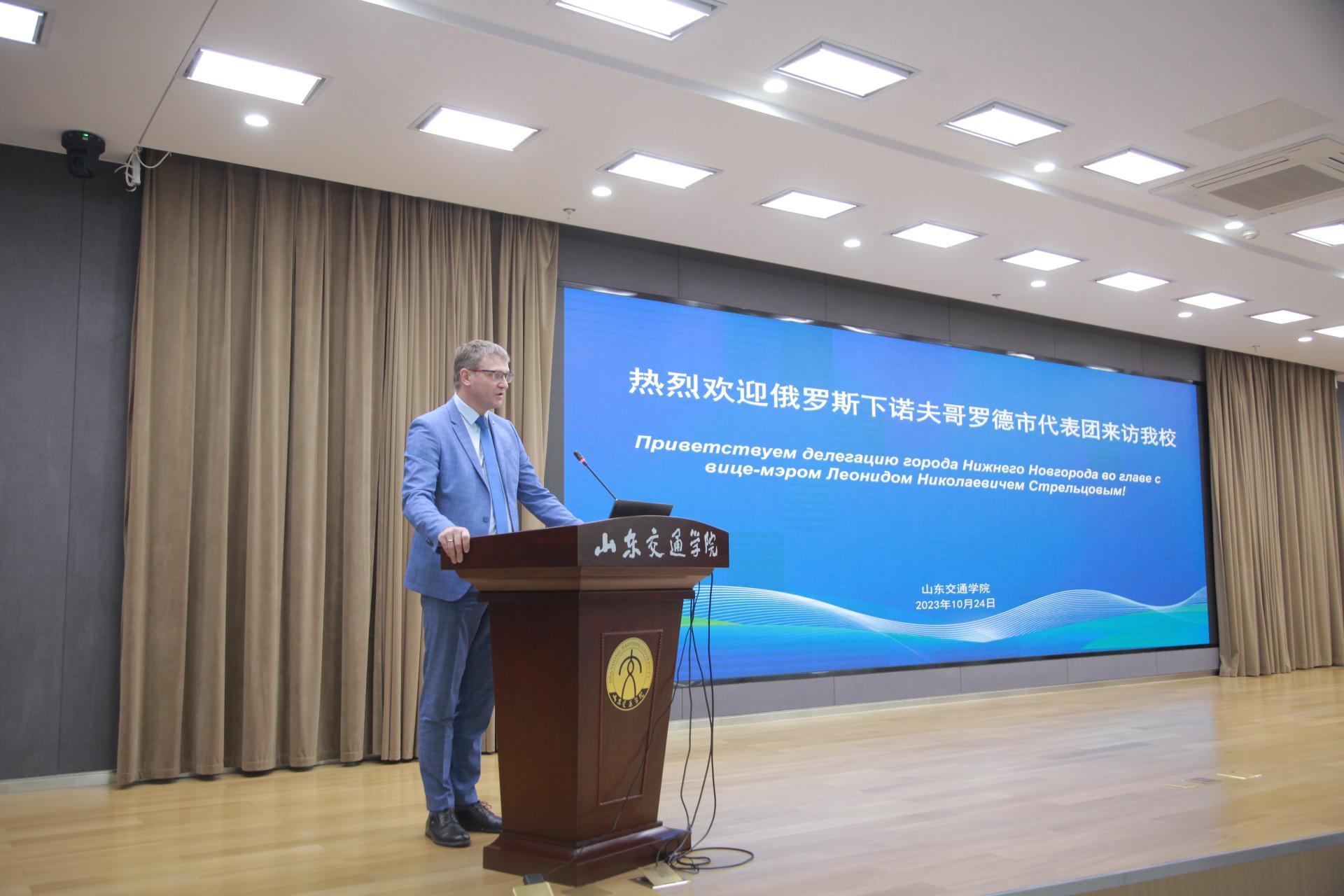 下诺夫哥罗德市副市长列昂尼德&middot;斯特列利佐夫发表致辞