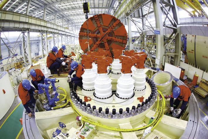 装配工正在安装盾构机前盾。