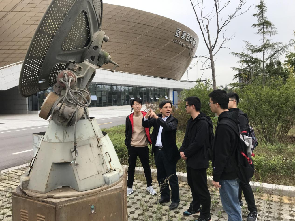 黄进院长指导学生开展科研探索