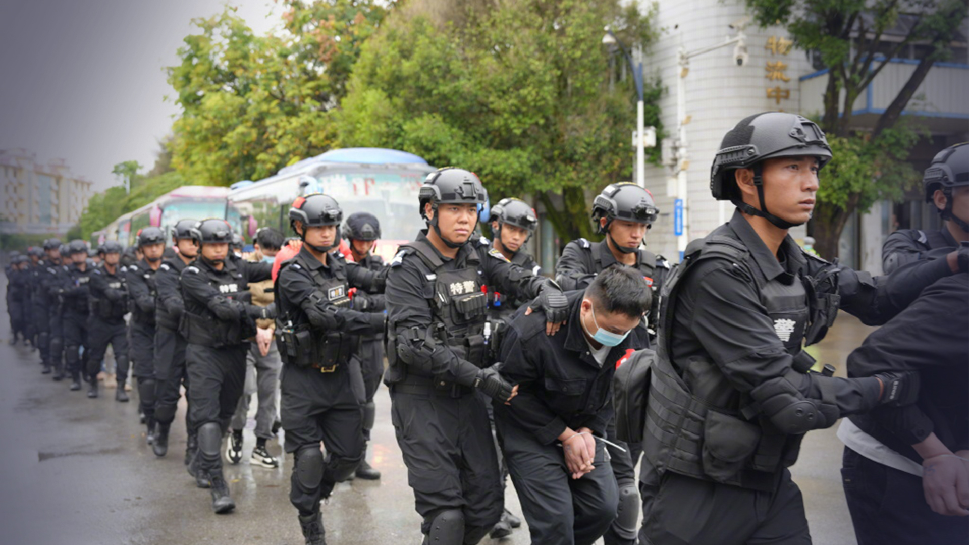 公安部公布押送现场视频!缅北累计向中方移交3.1万名电诈嫌疑人_凤凰网视频_凤凰网