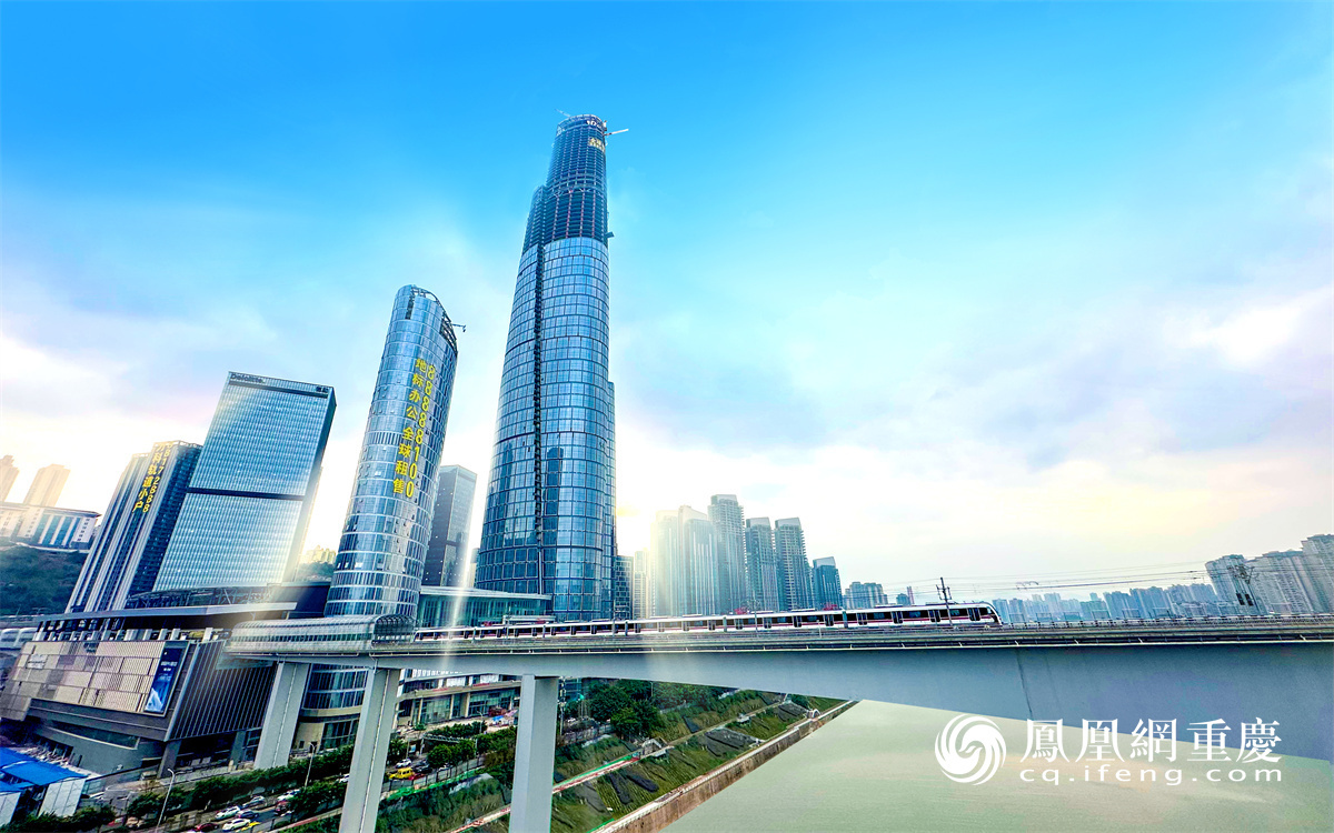 列车驶出重庆轨道交通9号线化龙桥站