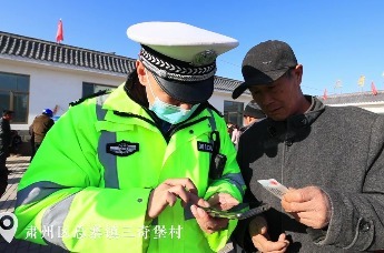 肃州流动车管所进农村　专解“小电驴”车主挂牌难题