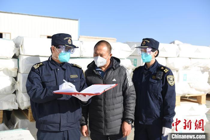 图为敦煌机场海关工作专班组成员针对敦煌市森鑫矿业有限责任公司反映的问题开展讲解(资料图) 李艳花　摄