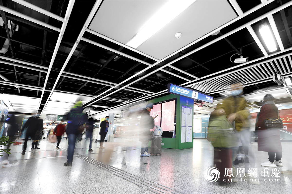 繁忙的重庆轨道交通3号线观音桥站