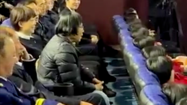 《我本是高山》点映现场，张桂梅带领大伙朗诵华坪女高誓词_凤凰网视频_凤凰网