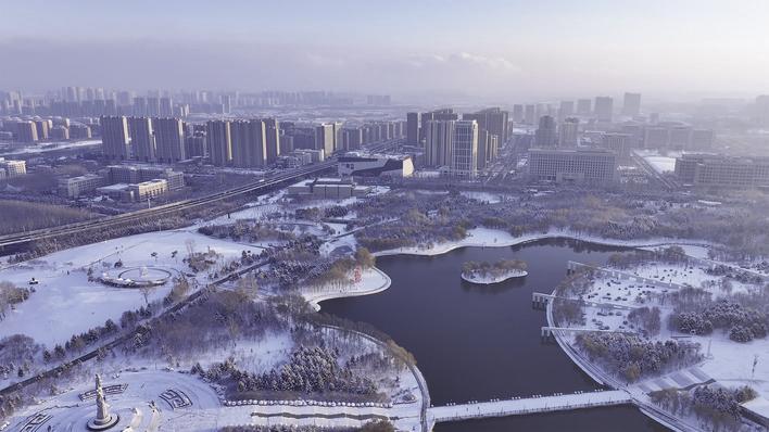一场大雪过后，长春世界雕塑园银装素裹，尽显冬日独特之美。