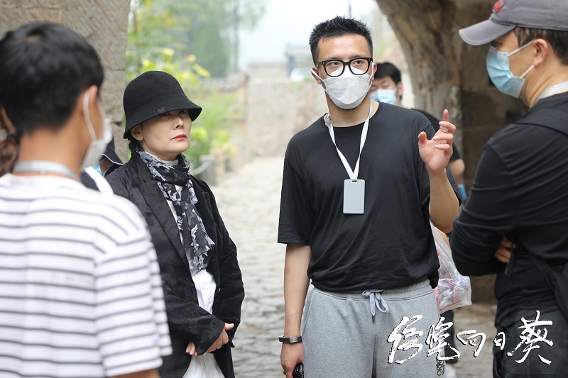 李旭与其他主创一同讨论拍摄