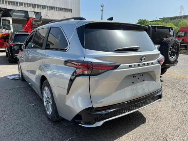 23款加版塞纳 四驱xse科技 银黑 2.5混合动力,245马力,丰田tss2.