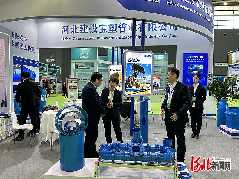 图为河北建投宝塑管业有限公司展出的PVC-O管。