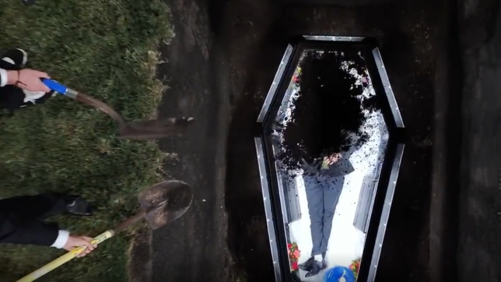 美国2亿粉丝网红挑战被活埋7天，爬出棺材时几度流泪