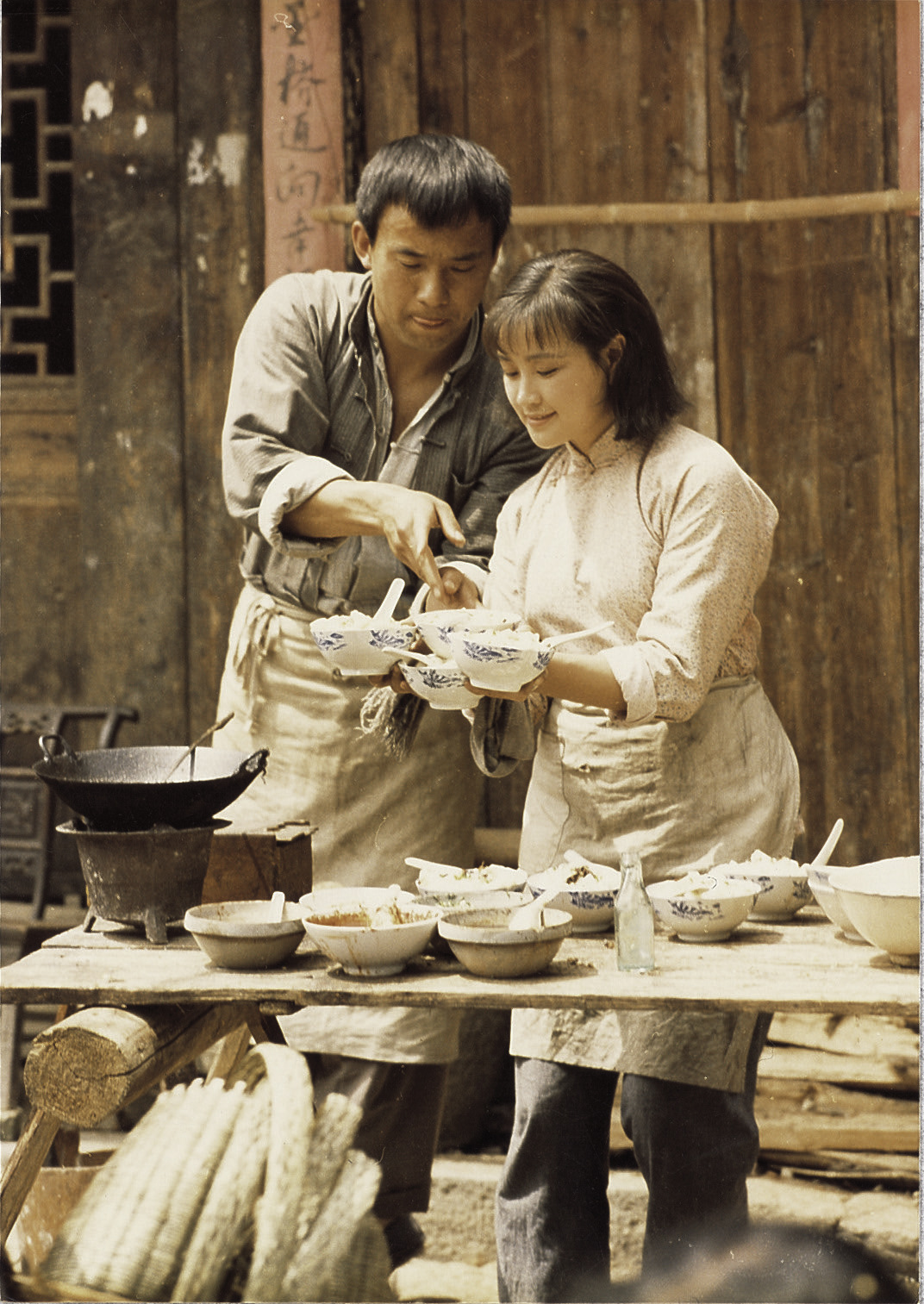 黎桂桂(刘利年饰演)和胡玉音(刘晓庆饰演)一起贩售米豆腐