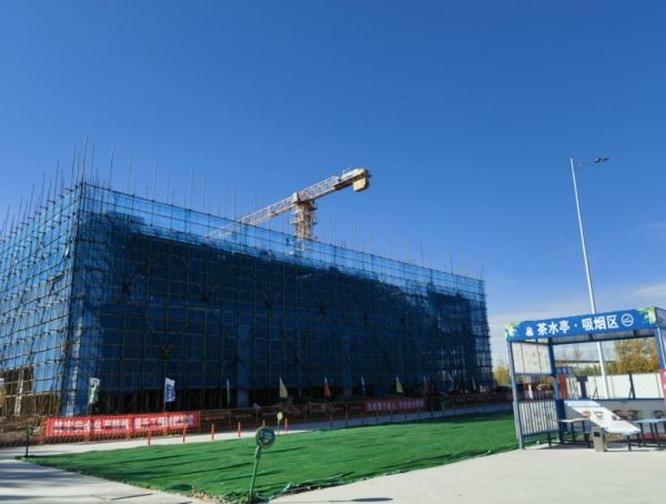 该项目主体已于近日封顶，预计2024年7月完成全部建设内容，建成后能容纳1000名学生进行实训和学习。