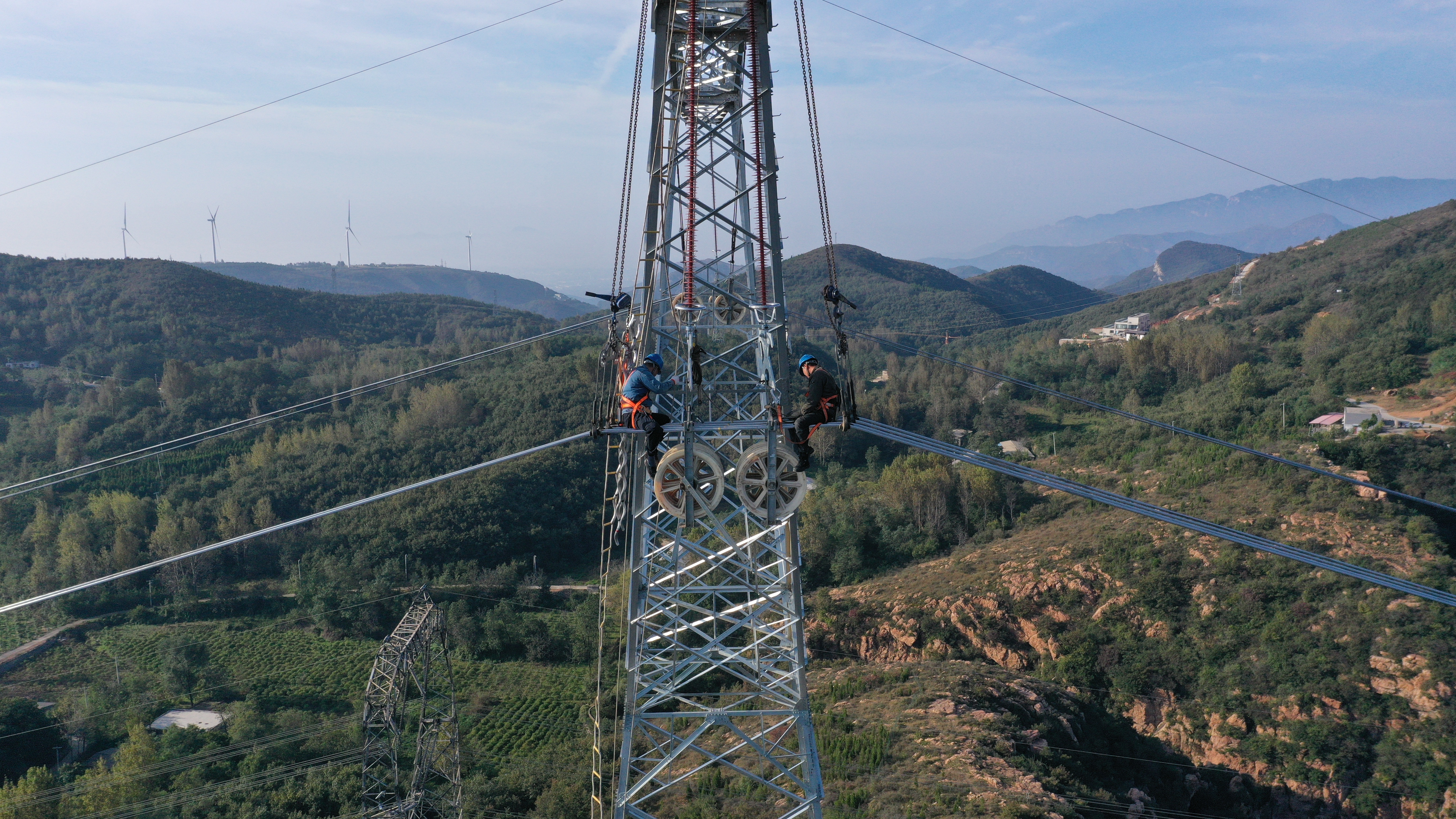 河南送变电建设有限公司开展500千伏汉郑线防风偏覆冰技改施工确保线路安全。(和欢 摄)