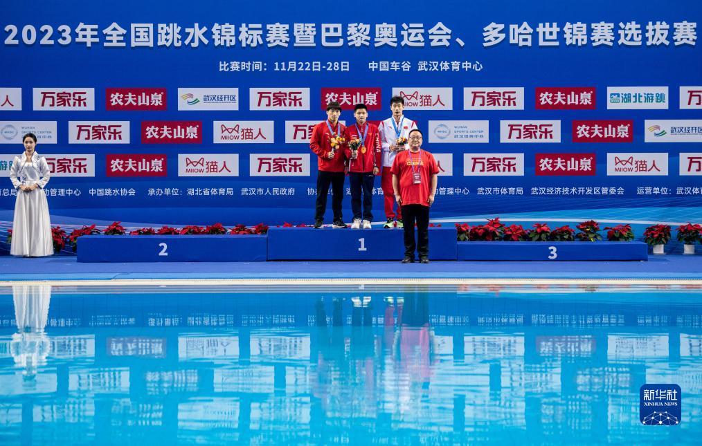 11月23日，冠军湖北浩沙队选手程子龙（上中）、亚军山西队选手李政（上左）和季军上海队选手段宇（上右）在颁奖仪式上。新华社记者 伍志尊 摄