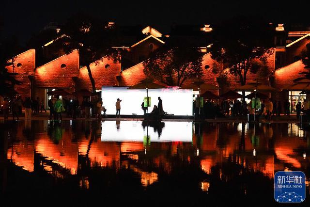 夜幕下的陶溪川。