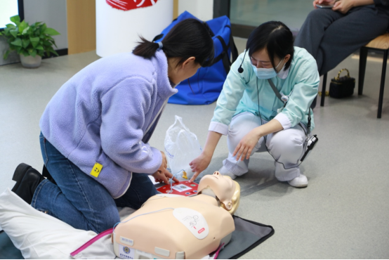 医护人员指导学员操作AED