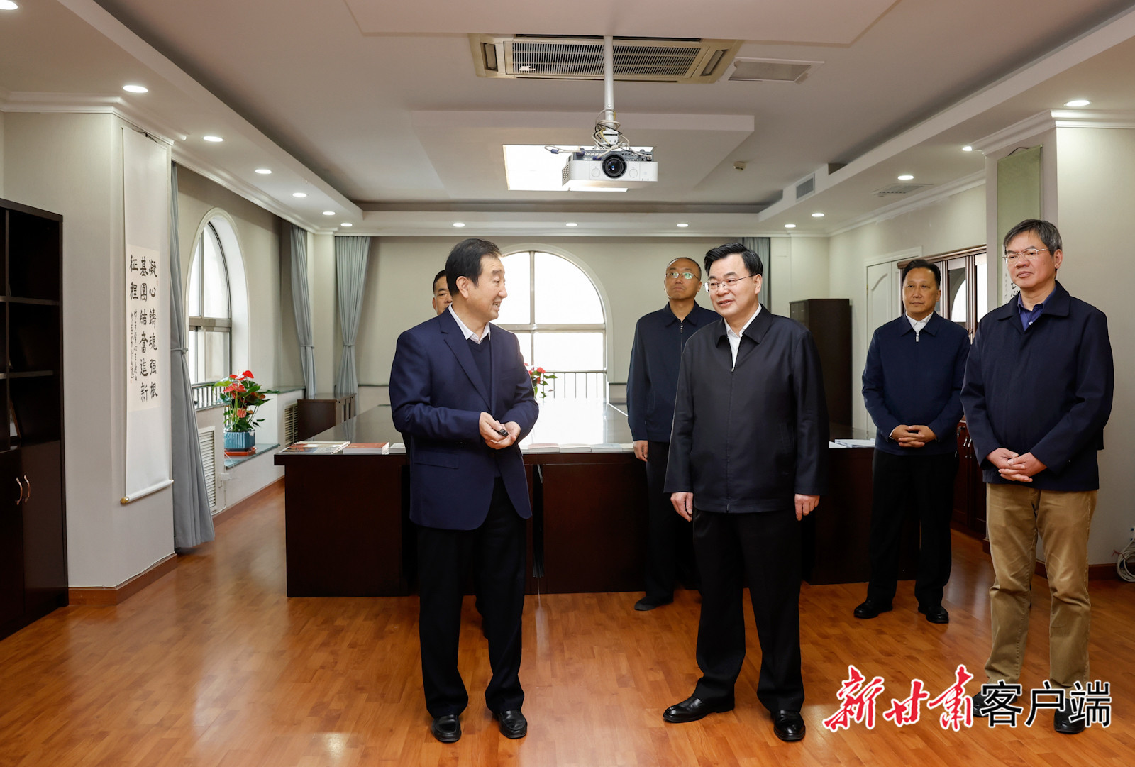 11月18日，省委书记、省人大常委会主任胡昌升在各民主党派省委会机关走访调研。新甘肃·甘肃日报记者　孟捷