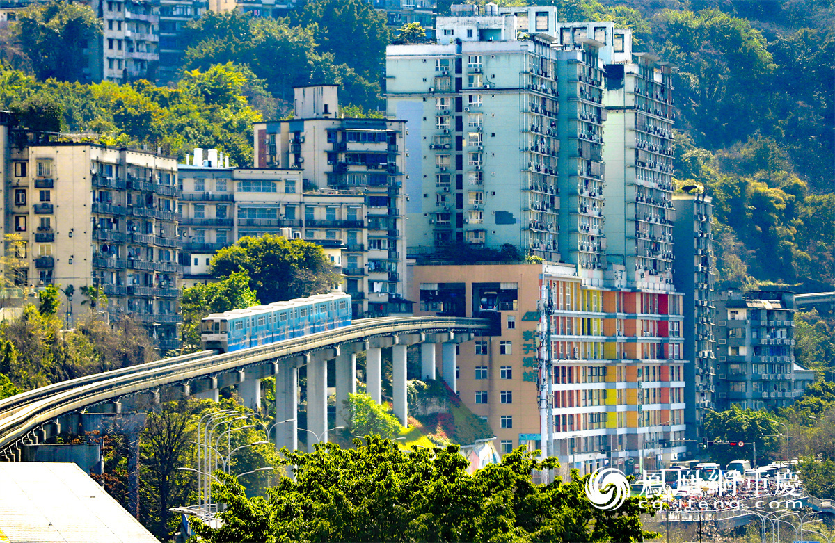 列车从重庆轨道交通2号线李子坝站驶出