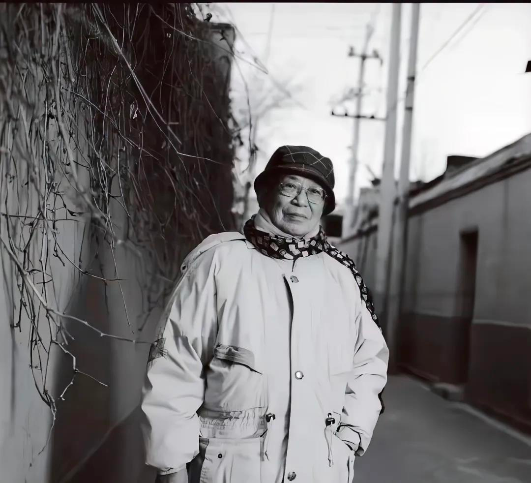 李泽厚：第二点，当时还有社会条件问题。我儿子出生的时候是70年代初，50年代起搞文科在中国难有前途，而且危险。文科与连在一起，动不动就挨各种批判，搞不好就会引火烧身。我们这代人不就如此吗？！那何必呢？！即使你有很大才能，即使你搞出成果，到哪里去发表呢？不让你发表。而且整天下放劳动，我常常记起《人民日报》的社论，题目就是《哲学工作者到农村去滚一身泥巴》，听说是康生叫人写的，把文科的人赶下乡去。我们这代人最好的时光都在下放劳动。我算了一下，从50年代上学起，便搞各种运动，加上干校等等，我最好的20多年耽误了。理科就会好一些。因此无论从学科本身来说，或从客观条件和环境来说，这两点就决定了生下来不管是男是女，（我）都不会让他（她）学文科。从小我就培养他注重数学，教他2+2=4、4+4=……他一直作文不好，说，没话说，一篇作文三四句话就没有了。我说没关系，写不出就不要勉强了。这是我有意引导的。现在看来，仅就其个性来说，这个决定也是对的。