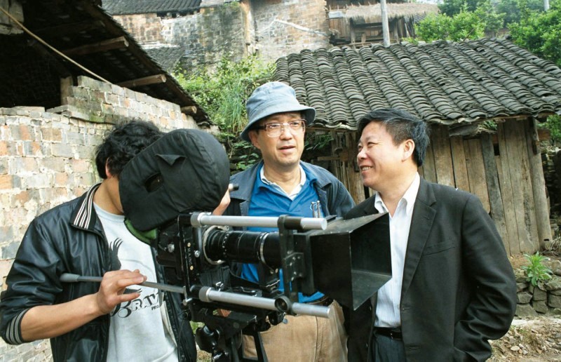 谢晋(中)与《芙蓉镇》原著作者古华(右)在摄影现场 图片自网络