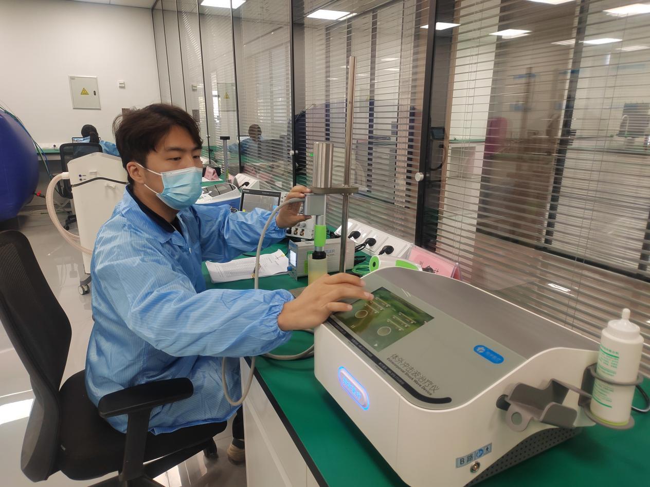 科研人员正在对仪器进行测试