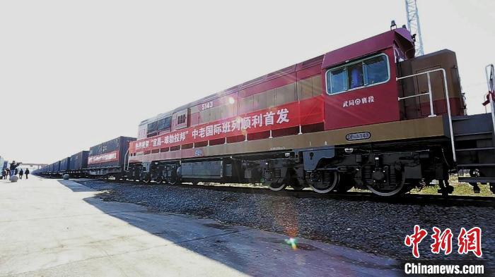 搭载1430吨化肥的37904次货运列车从宜昌出发。夏和源摄