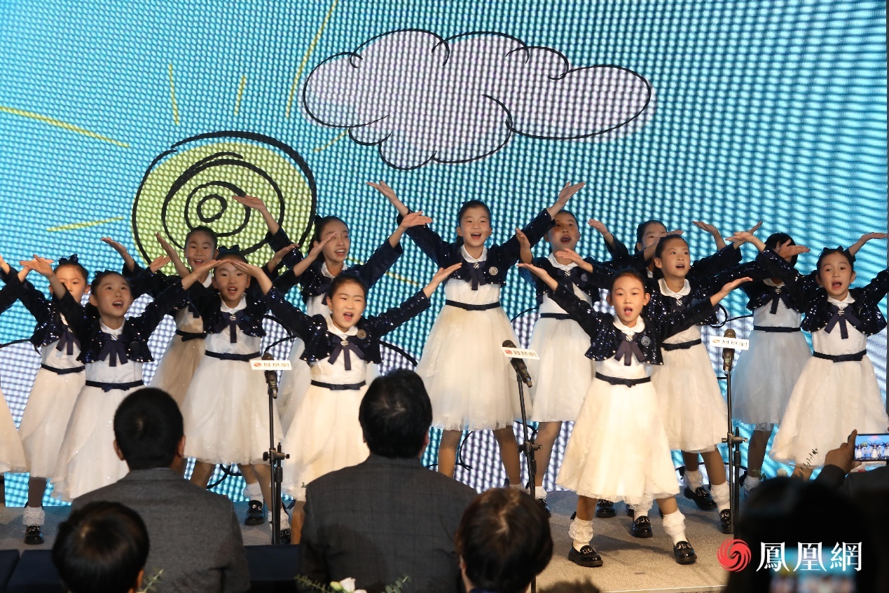 天使童声合唱团现场表演《我们都是追梦人》