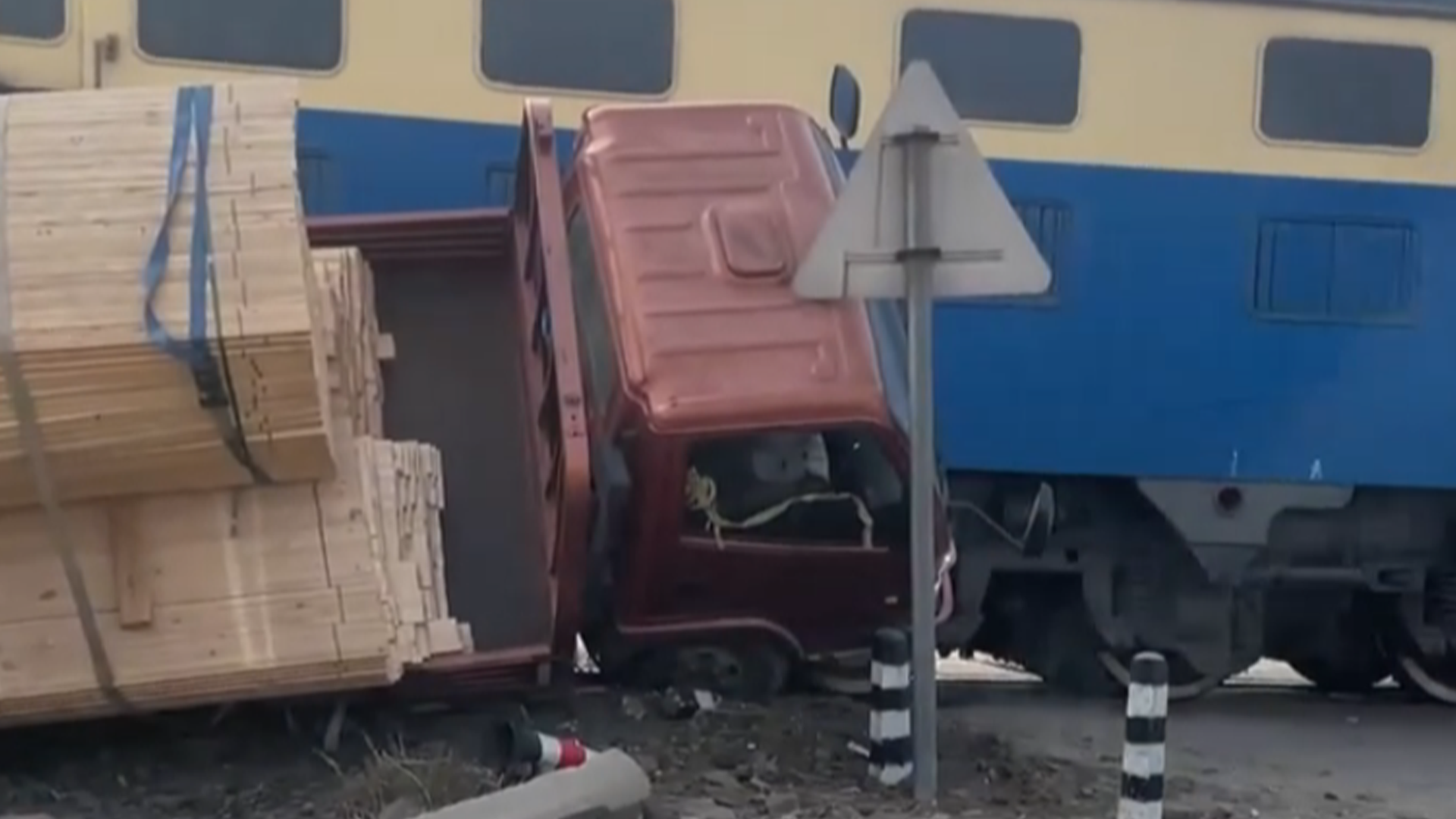 河北一货车与火车发生碰撞,官方回应:无人员伤亡_凤凰网视频_凤凰网