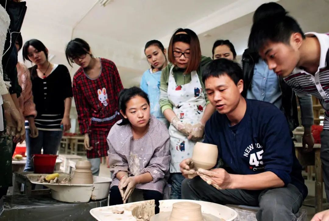 景德镇陶瓷大学陶瓷艺术设计专业课堂。