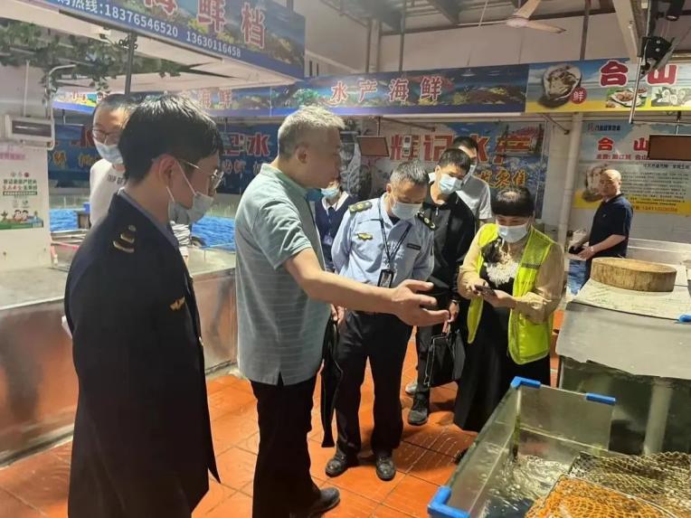 图:南海区执法人员检查水产情况