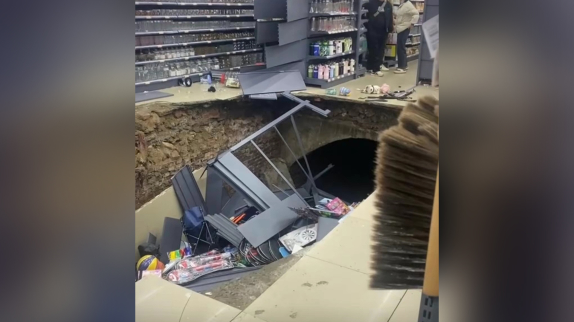 河南一超市开业次日地面塌出1米深大洞，塌陷位置地下疑为暗渠