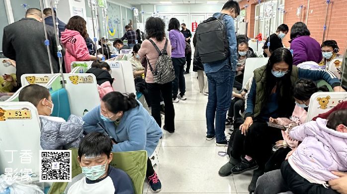 凌晨急诊叫到 1890 号，有患者自带挂钩来输液：北京直面感染高峰