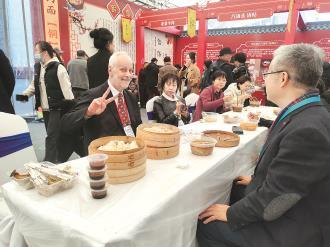 11月15日第七届丝博会陕菜美食文化节开幕，全省百余种特色美食亮相丝博会。