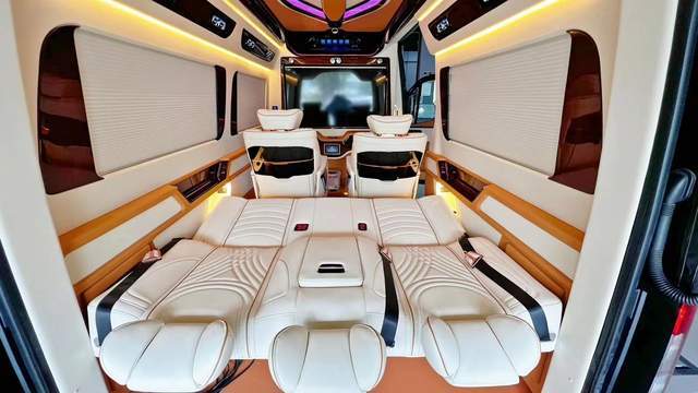 全新的奔驰斯宾特内饰升级版,那不得不提后舱两张豪华航空座椅,依据