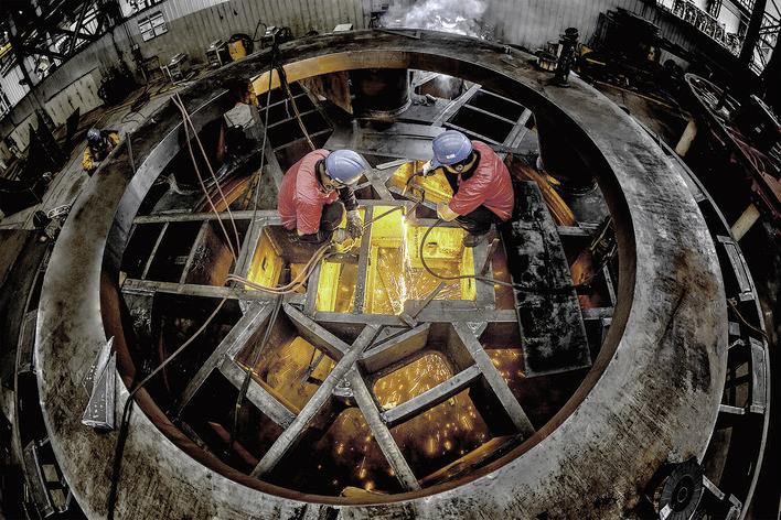 长春铁建重工铆焊工人正在加工盾构机刀盘。