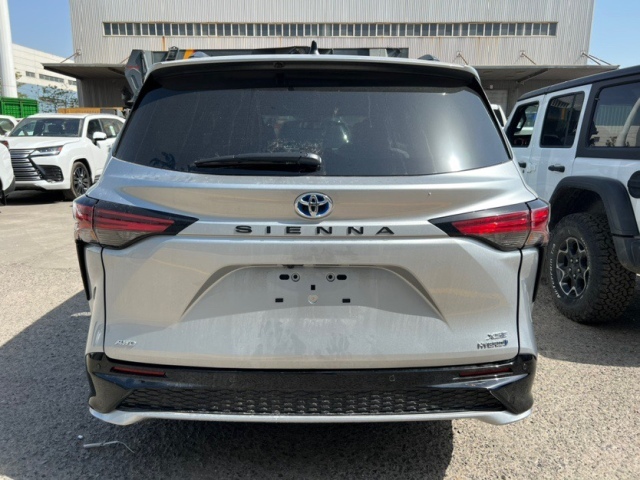 23款加版塞纳 四驱xse科技 银黑 2.5混合动力,245马力,丰田tss2.