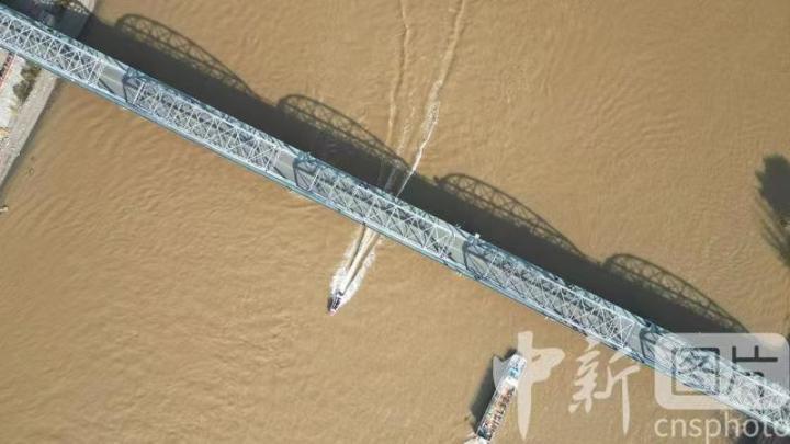 11月21日，航拍冬日黄河甘肃兰州段。(无人机照片) 中新社记者 九美旦增 摄