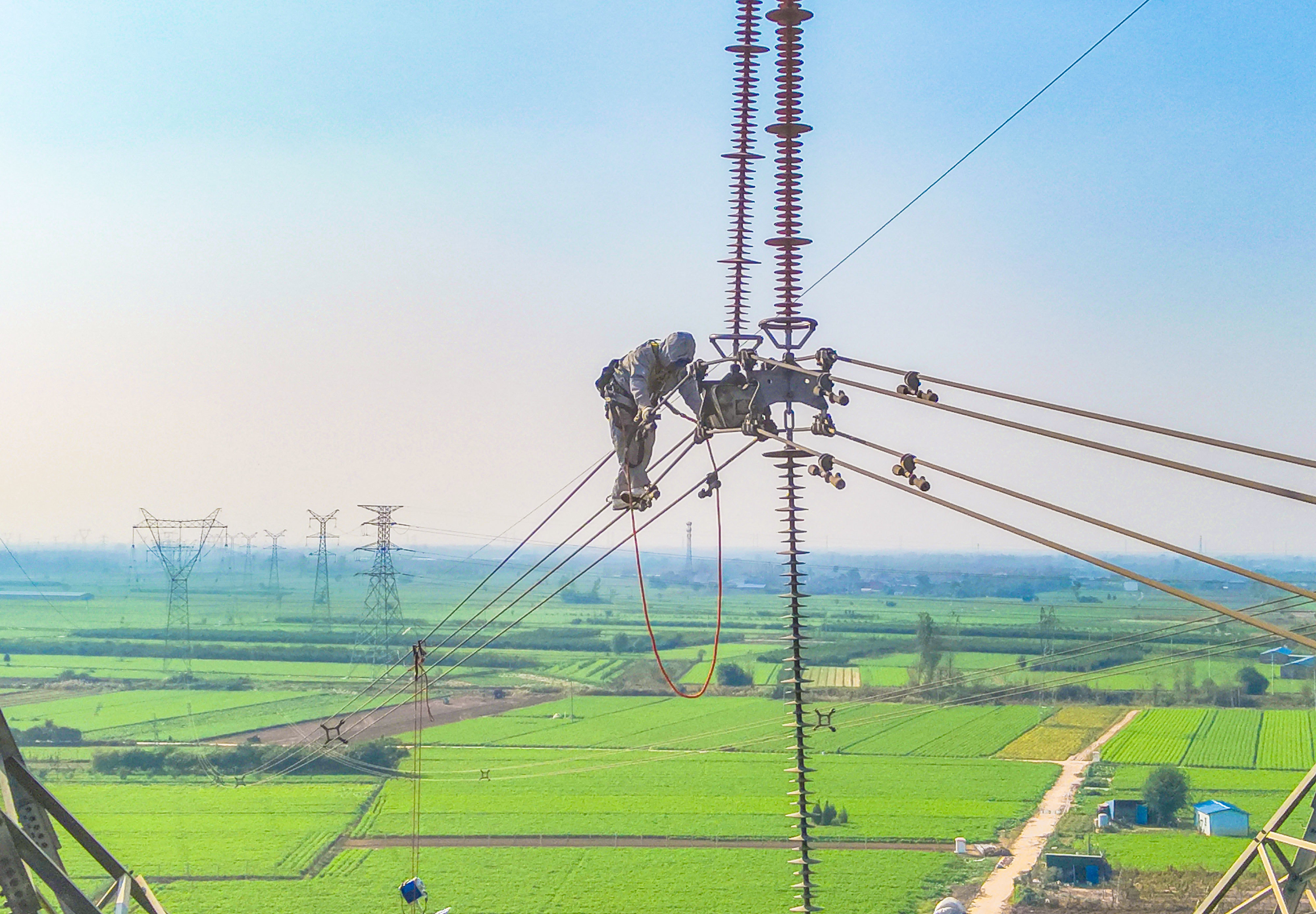 国网河南超高压公司员工对500千伏菊庄线119号塔开展带电消缺。(李璐 摄)