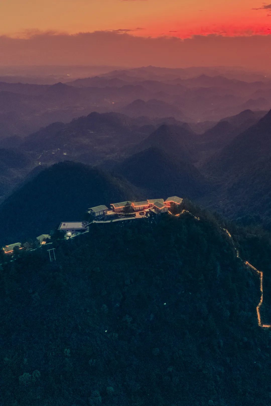 云録野奢，在群山之巅