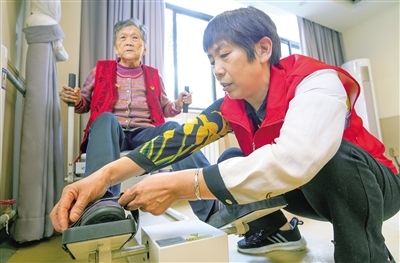 今年11月1日，丰庆路街道养老服务中心，工作人员在协助老人做康复训练