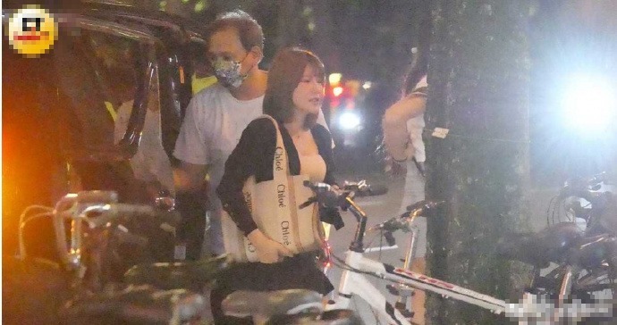 台媒曝许雅钧进出夜店约会美女 小S方拒绝回应