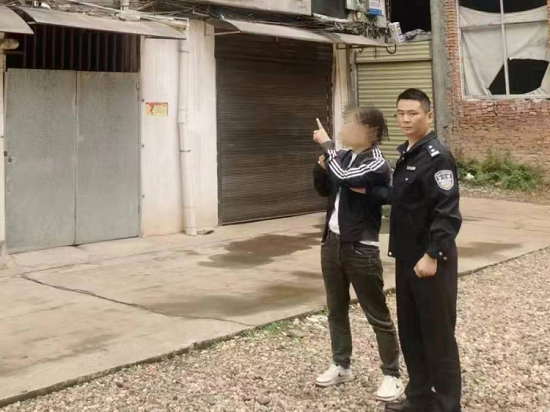 太嚣张,大白天入室盗窃?抓!!!凤凰网湖南_凤凰网