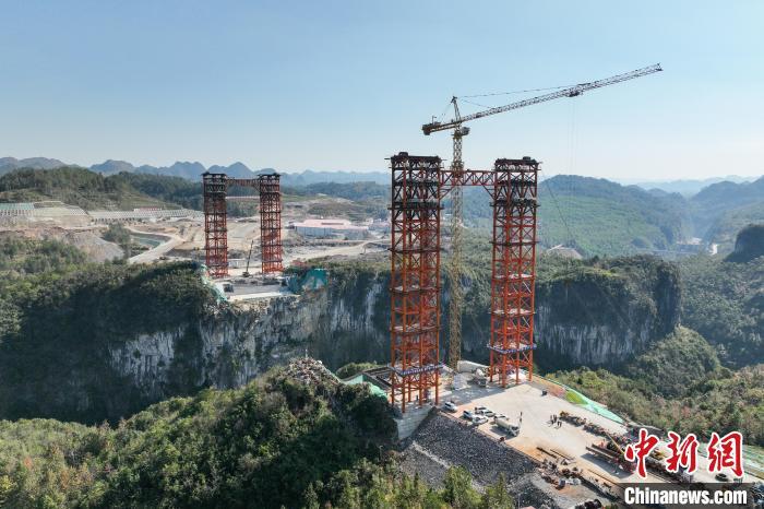 贵州贵平高速公路建设施工忙