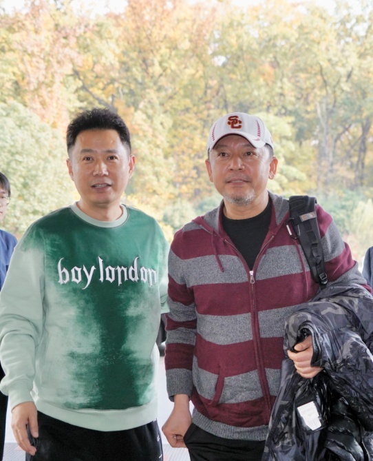 演员何政军（右）抵达南京